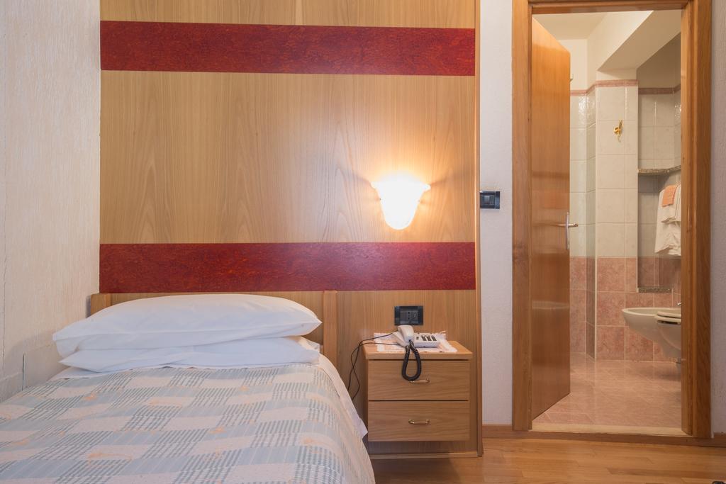 Hotel Centrale Peio Habitación foto